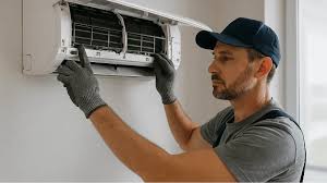 Technicien purifiant l'air ambiant d'une résidence grâce à l'entretien PAC